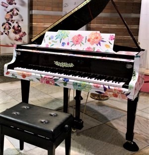 紙屋町まちかどピアノ♪シャレオ東中広場の常設ストリートピアノ